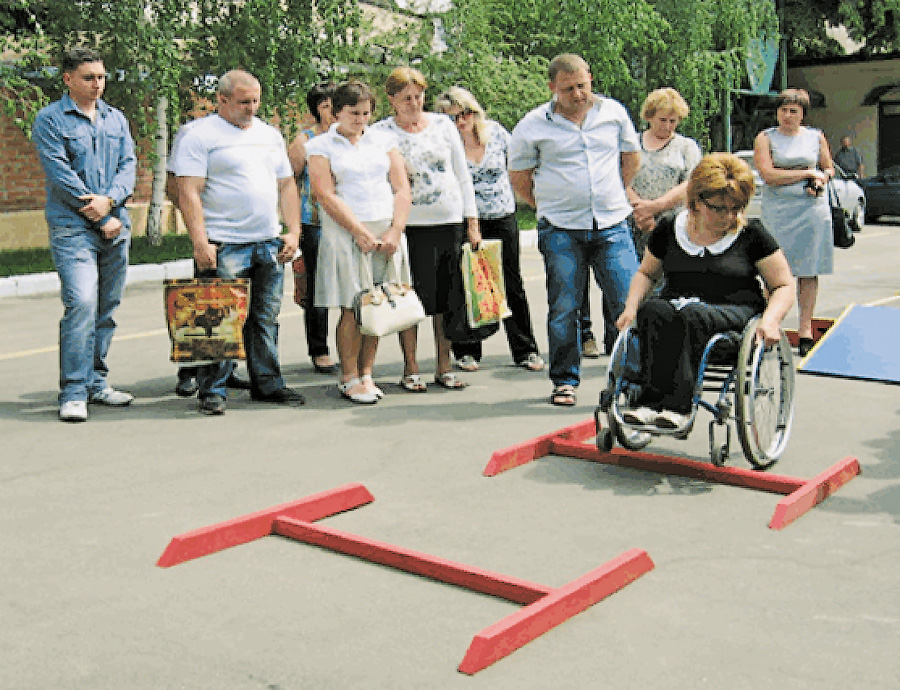 Інвалідів навчають користуватися візками. Фото автора